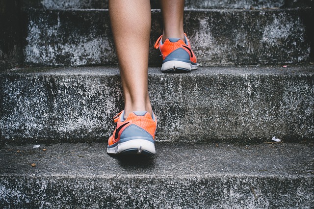 hardlopen in het donker met lichtgevende veters