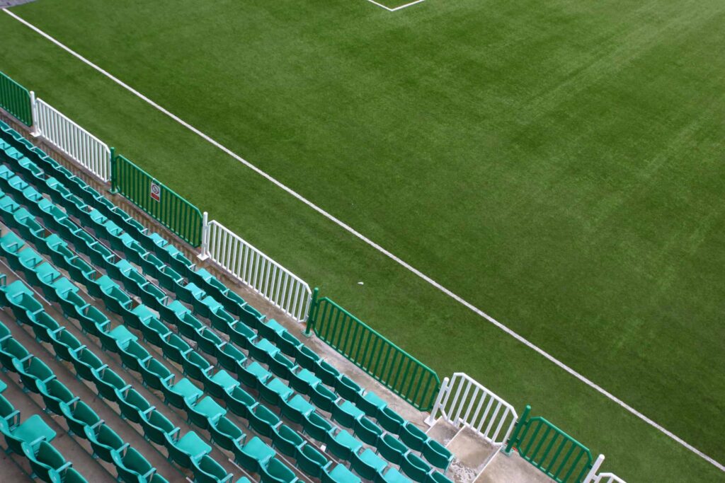 Tribune bij sportveld